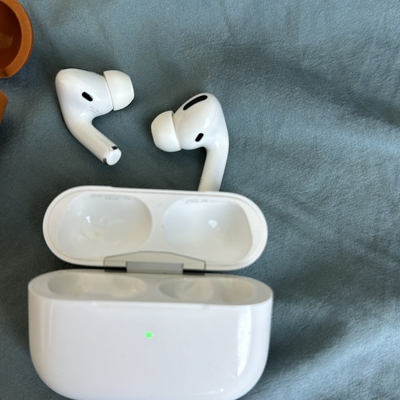 Apple airpods pro, never used more than 2 times - Picture 4 of 4